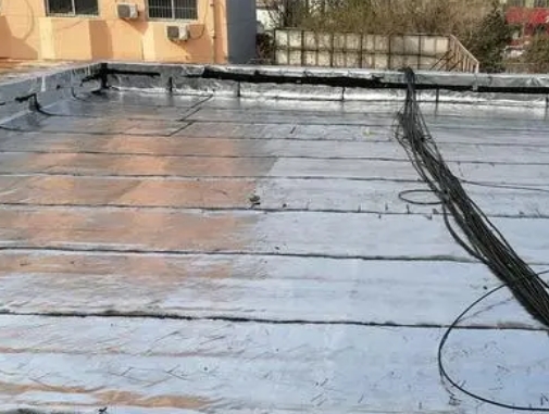 望奎卫生间漏水维修公司分享下望奎屋面楼顶防水刚性防水层施工要点。